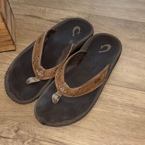 OluKai boys  brown and Black Flip Flops sized 4Y